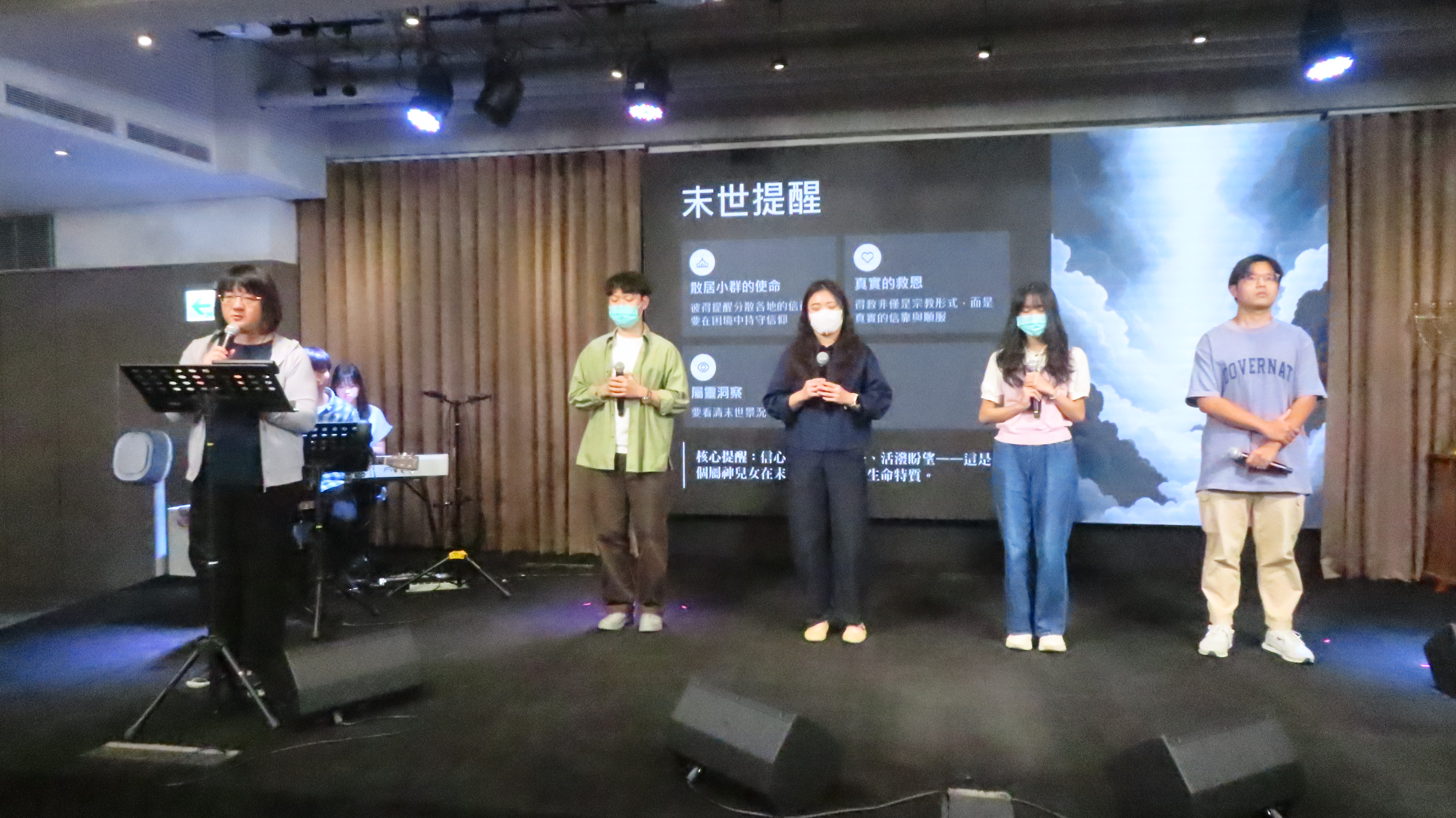 韋詠恩牧師帶領學青禱告。（圖/梁敬彥攝影）